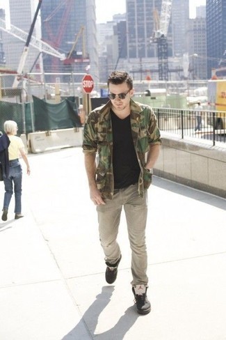 Какие высокие кеды носить с темно-серыми джинсами мужчине