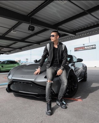 Какие высокие кеды носить с темно-серыми джинсами мужчине