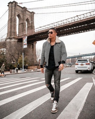 Какие высокие кеды носить с темно-серыми джинсами мужчине