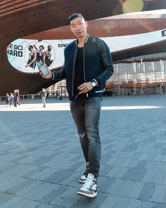 Какие высокие кеды носить с темно-серыми джинсами мужчине