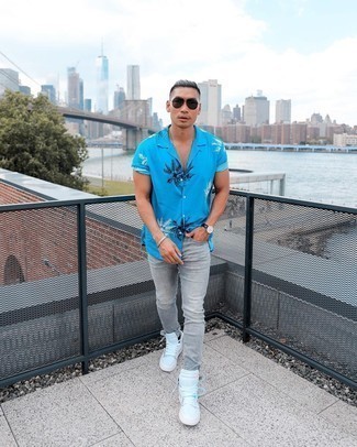 Какие высокие кеды носить с темно-серыми джинсами мужчине