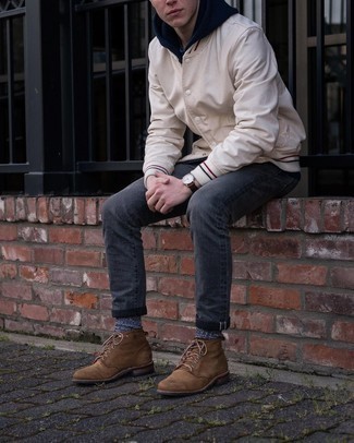 Какой худи носить с темно-серыми джинсами мужчине