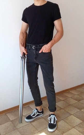 С чем носить темно-серые джинсы мужчине