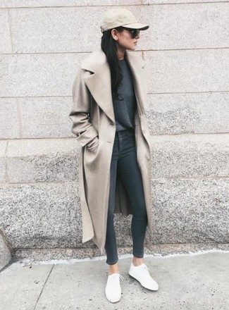 Какие низкие кеды носить с темно-серыми джинсами женщине