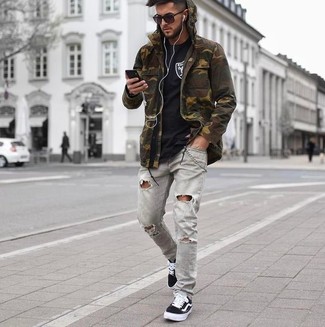 Какие куртки в стиле милитари носить с темно-серыми джинсами мужчине