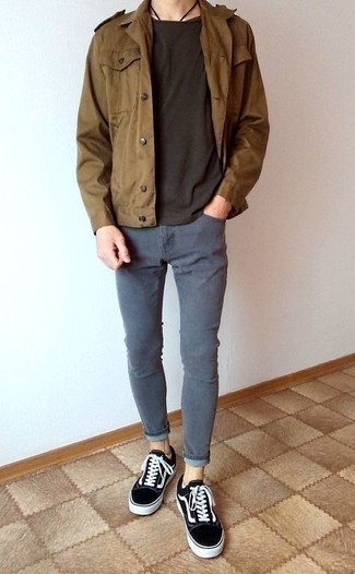 Какие куртки в стиле милитари носить с темно-серыми джинсами мужчине