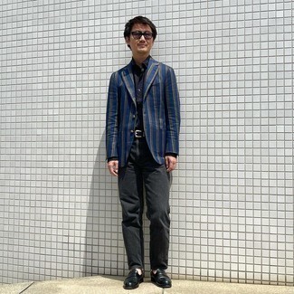 Как носить темно-серые джинсы с темно-синим пиджаком мужчине