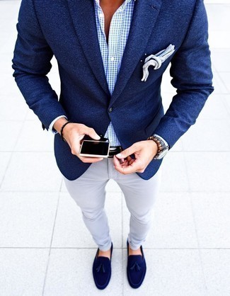 Как носить темно-серые джинсы с темно-синим пиджаком мужчине