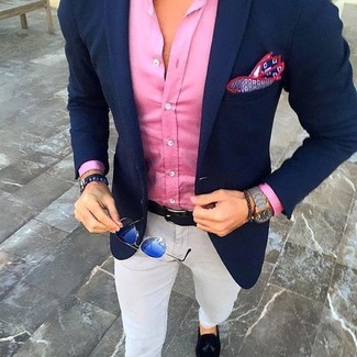 Как носить темно-серые джинсы с темно-синим пиджаком мужчине