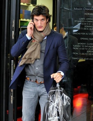 Как носить темно-серые джинсы с темно-синим пиджаком мужчине