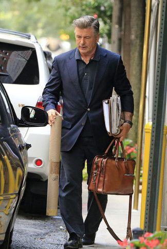 Как носить темно-серые джинсы с темно-синим пиджаком мужчине