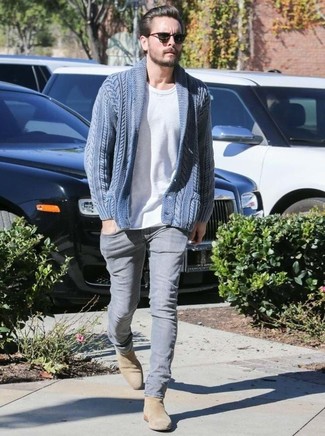 Как носить темно-серые джинсы с темно-синим кардиганом мужчине