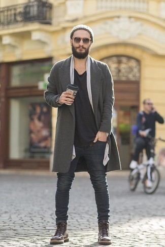 Какие длинные пальто носить с темно-серыми джинсами