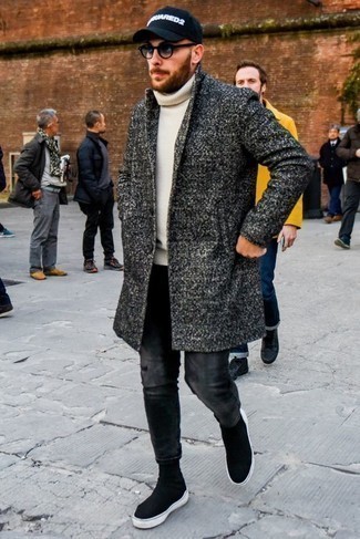 Какие длинные пальто носить с темно-серыми джинсами