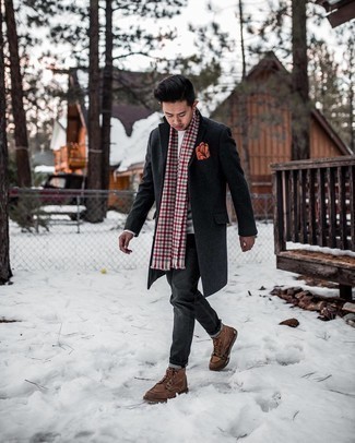 Какие длинные пальто носить с темно-серыми джинсами