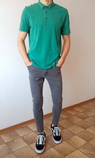 Какие футболки-поло носить с темно-серыми джинсами мужчине