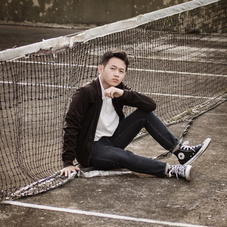 Какие футболки-поло носить с темно-серыми джинсами мужчине