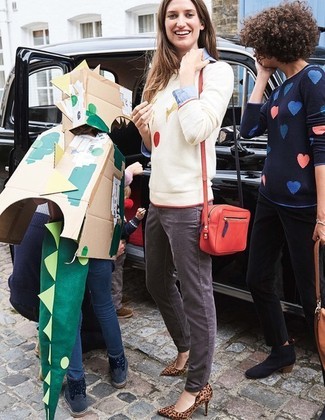 Какие туфли носить с темно-серыми джинсами