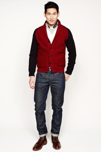 Как носить темно-серые джинсы с красным кардиганом мужчине