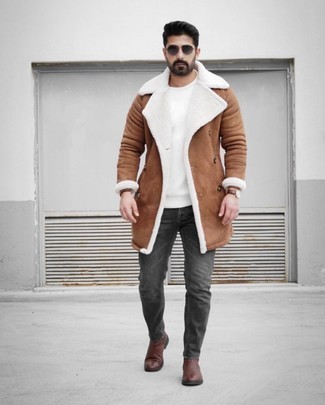 Какие дубленки носить с темно-серыми джинсами мужчине