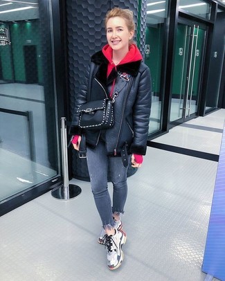 Какие короткие дубленки носить с темно-серыми джинсами женщине