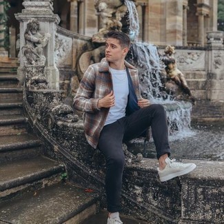 Какие куртки-рубашки носить с темно-серыми джинсами мужчине