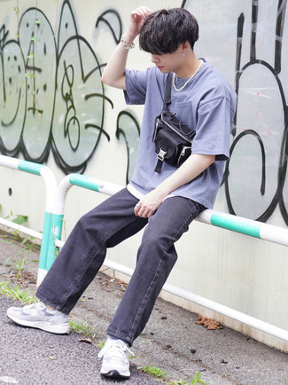 Какие майки носить с темно-серыми джинсами мужчине