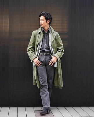 Какие плащи носить с темно-серыми джинсами мужчине