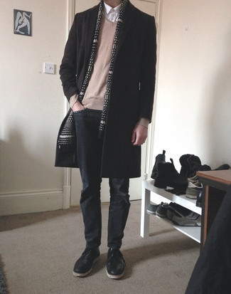 Какие свитера с v-образным вырезом носить с темно-серыми джинсами мужчине