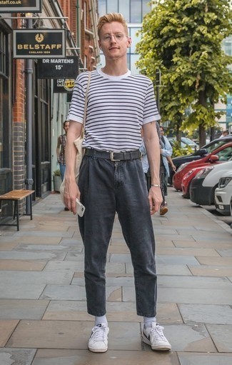 Как носить темно-серые джинсы с белыми низкими кедами мужчине