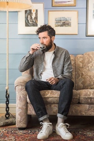 Как носить темно-серые джинсы с белыми низкими кедами мужчине