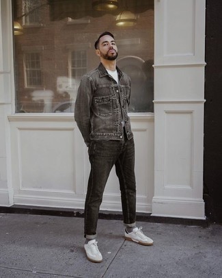 Как носить темно-серые джинсы с белыми низкими кедами мужчине