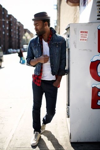 Как носить темно-серые джинсы с белыми низкими кедами мужчине