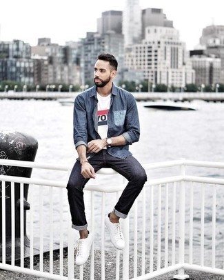 Как носить темно-серые джинсы с белыми низкими кедами мужчине