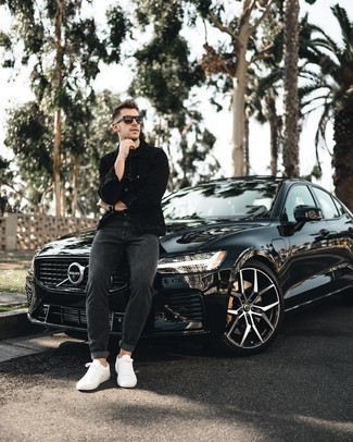 Как носить темно-серые джинсы с белыми низкими кедами мужчине