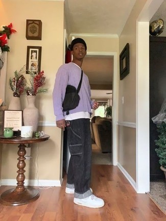 Как носить темно-серые джинсы с белыми низкими кедами мужчине