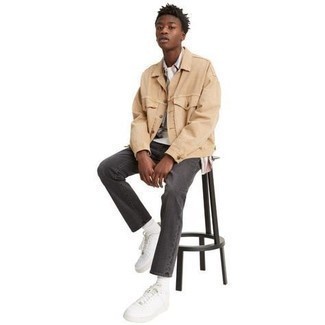 Как носить темно-серые джинсы с белыми низкими кедами мужчине