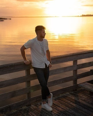 Как носить темно-серые джинсы с белыми низкими кедами мужчине