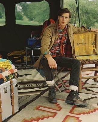 Какие рабочие ботинки носить с темно-серыми джинсами мужчине