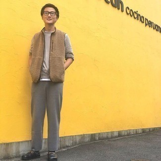 С чем носить темно-серые вязаные брюки чинос