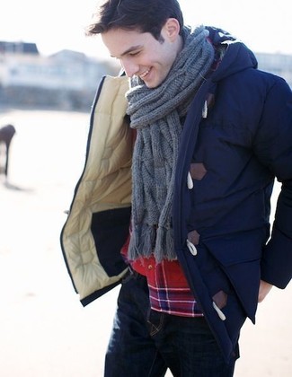 С чем носить темно-серый вязаный шарф мужчине