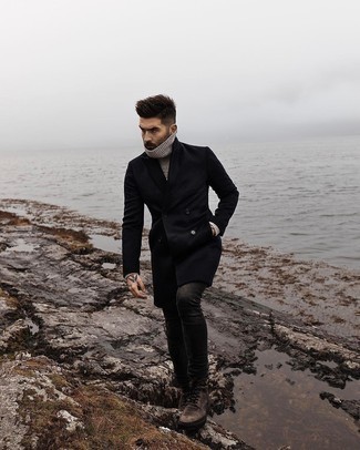 Как носить темно-серую вязаную водолазку с черными джинсами мужчине