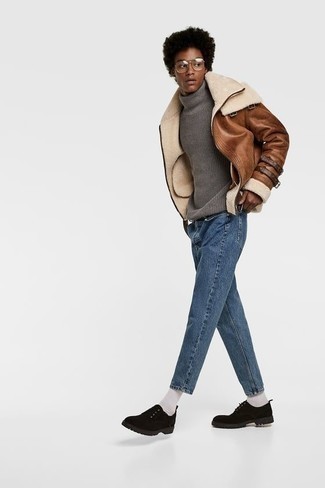 Как носить темно-серую вязаную водолазку с синими джинсами мужчине