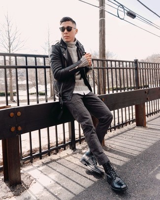 С чем носить темно-серую вязаную водолазку мужчине