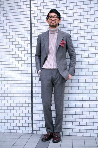 С чем носить темно-серую вязаную водолазку мужчине