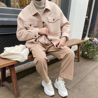 С чем носить темно-серую вязаную водолазку мужчине