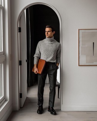 С чем носить темно-серую вязаную водолазку мужчине