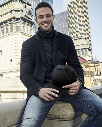 Как носить темно-серую вязаную водолазку с темно-синими джинсами мужчине