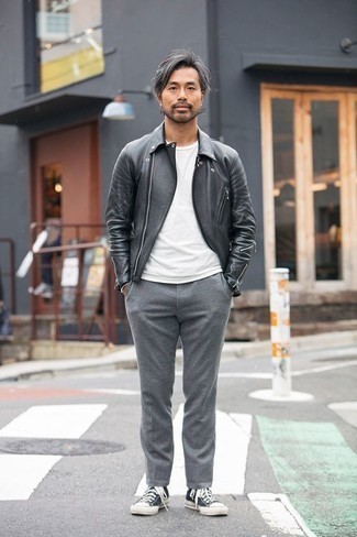 Как носить темно-серую кожаную косуху с серыми брюками чинос