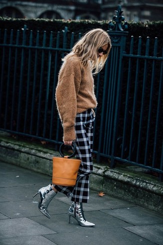 С чем носить темно-серые кожаные ботинки женщине